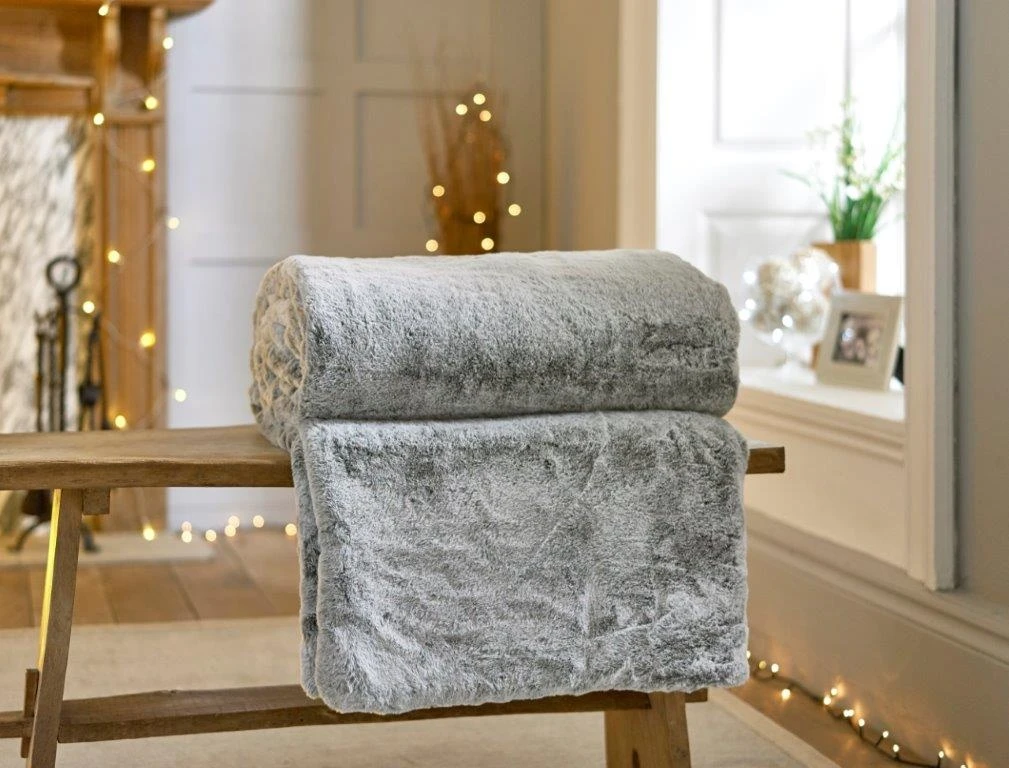 Deyongs Alaska Super Soft Faux Fur Silver Throw 4 Deyongs Alaska Super Soft Faux Fur Silver Throw - Image 2